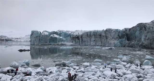 Melting ice creates a huge wave that almost swept away visitors