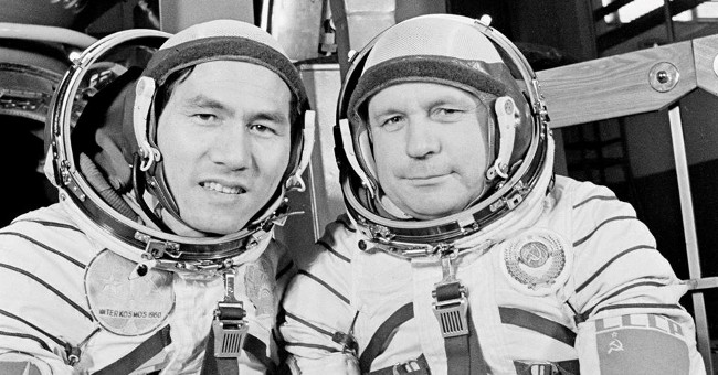Memorable image of astronaut Viktor Gorbatko and Pham Tuan flying to space