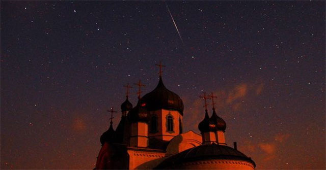 Memorize the series of Perseid meteor shower that illuminates the sky all over the world