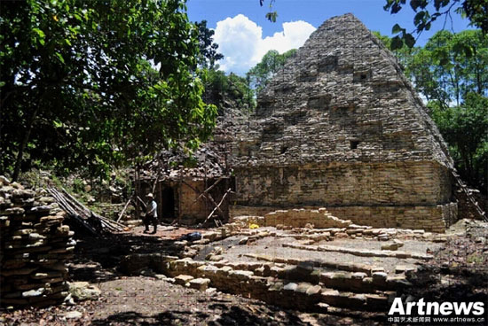 Mexico discovered 2,000-year-old palace foundation