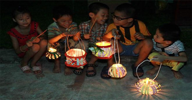 Mid-autumn festival of 8x, 9x childhood is rustic but beautiful and clear