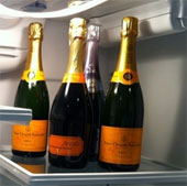 Minh froze the refrigerator does not ruin champagne