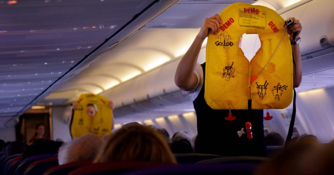 Mistakes 'dumbfounded' when using an airplane rescue jacket that few people thought of