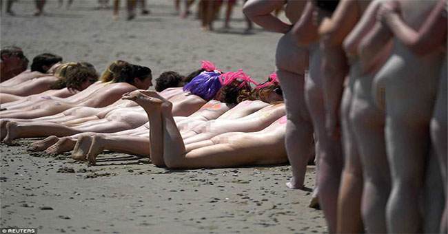 More than 2,500 women nude bathing set Guinness record