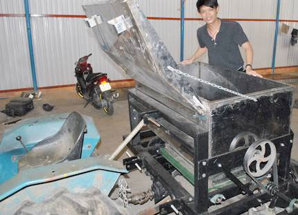 Multipurpose automatic fertilizer machine for rubber