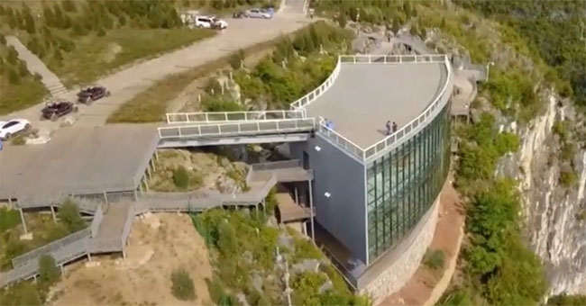 Museum 800m2 on top of Chinese cliffs