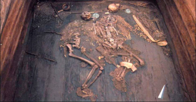 Mysterious beauty in the ancient tomb of the king is full of gold