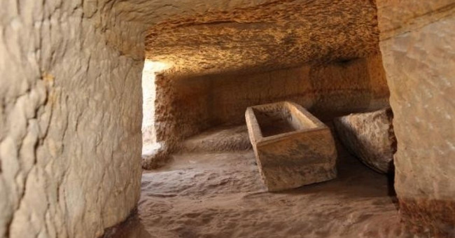 Mysterious headless crocodile in 3,400 year old burial area