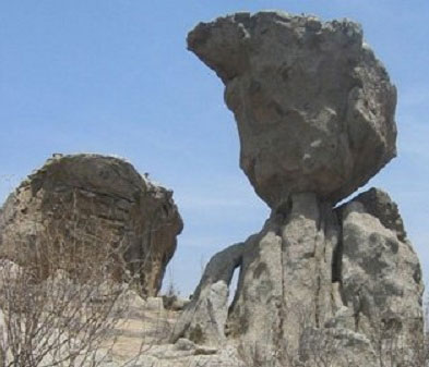 Mysterious super-precarious rocks in America