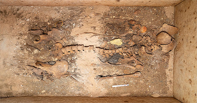 Mystery hidden tomb 2,000 years filled with gold jewelry in Greece