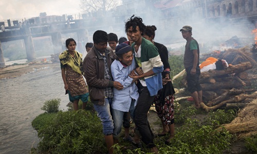 Nearly 2,500 people died of earthquake, Nepal chaos