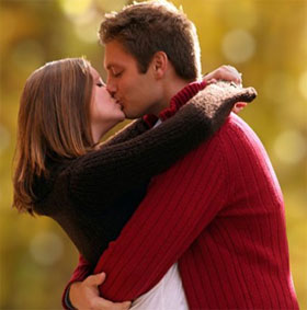 New explanation about why people kiss