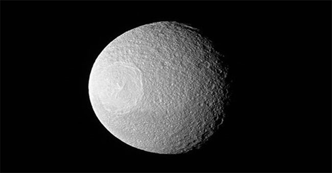 New photos of the moon 'Tethys' pupil of Saturn