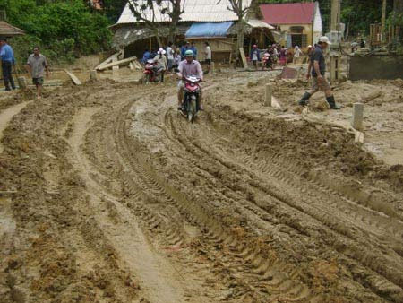 Nghe An: Big floods suddenly, people are miserable
