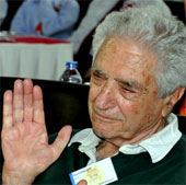 Nobel Prize physicist once called for the abolition of Vietnam's embargo