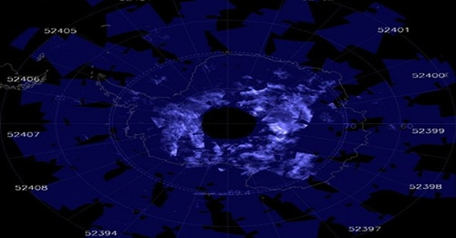 Noctilucent clouds in the Antarctic sky