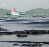 Oil slicks attack Thai island island coast
