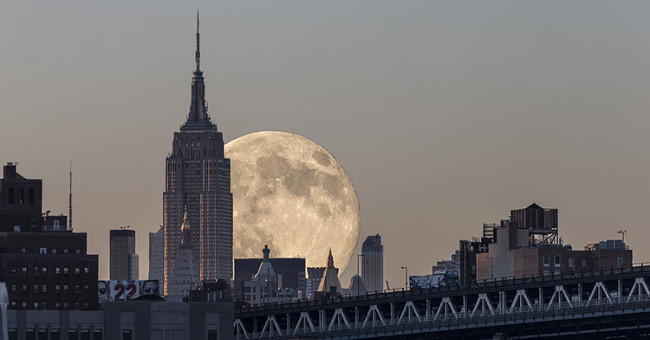 On November 14, the largest super moon in 70 years will appear