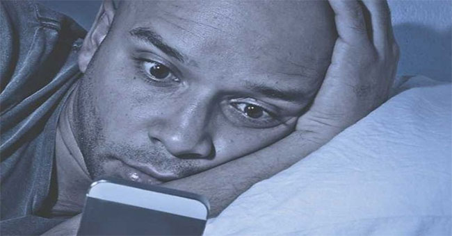 One more reason to stop watching night phones: the risk of eye damage is real