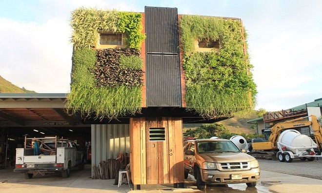 One-column tree house using solar battery