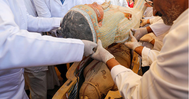 Open the lid of 30 ancient coffins, shocked at what's inside