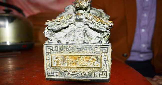 People dig things like the king's seal at the garden