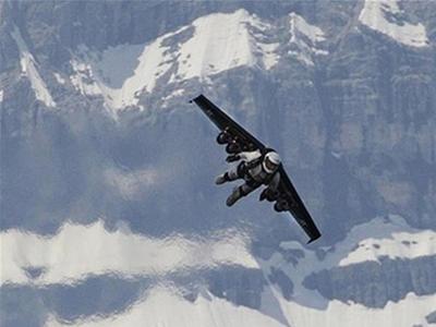 People fly successfully with artificial wings