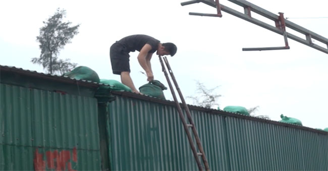 People in the North Central Coast fight against houses and anchors for storms