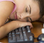 People who sleep late are richer