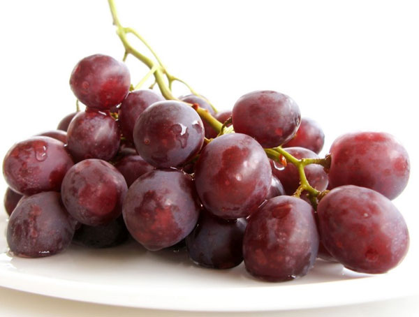 People with migraines should watch red grapes