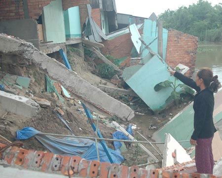 Phan Thiet: collapsed dozens of houses by the sea invaded