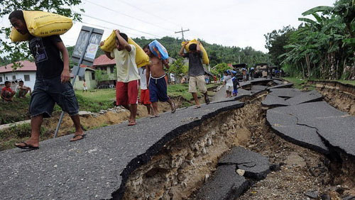 Philippines: earthquake, 5 people injured