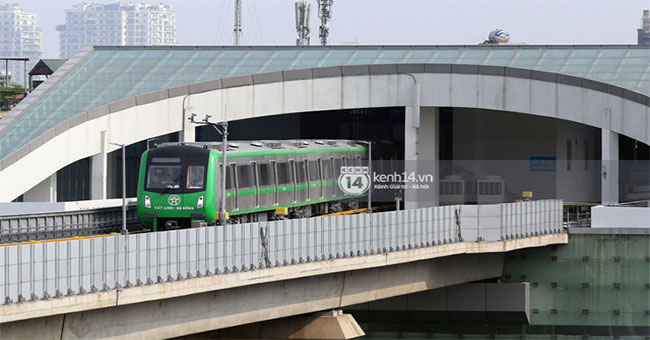 Photos: High-altitude railway train