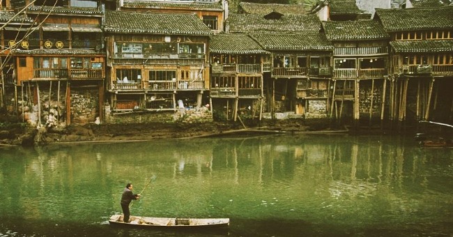 Phuong Hoang town is dreamily beautiful on the side of Da Giang