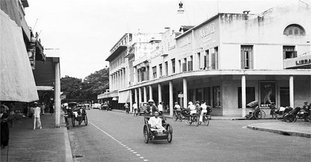 Pictures of Trang Tien - a street to Hanoi in the past and now