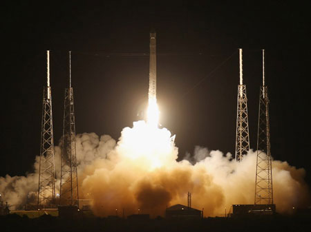 Private spacecraft left Earth with the first shipment to ISS