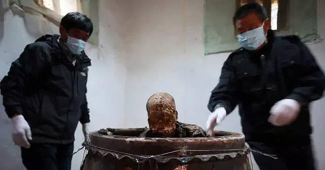 Process of embalming Buddha's body living in China