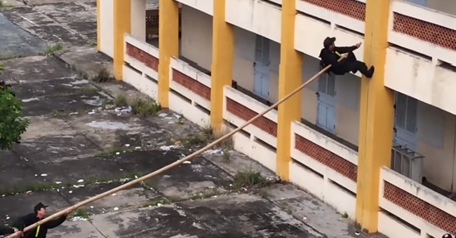 Professor American explains the technique of climbing walls with bamboo pole of Vietnamese task force