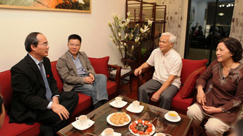 Professor Ngo Bao Chau's family received a new apartment