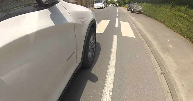 Psychedelic cars run on the road even though the wheel does not spin