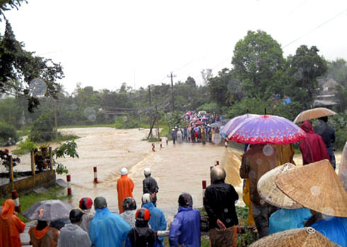 Rain flood isolated thousands of households in Quang Nam