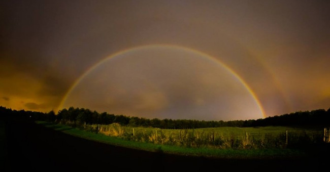Rainbow Moon appeared in the English sky