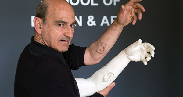 Raise the artificial ear on the arm to create a hearing device