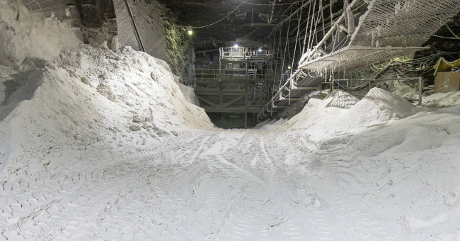 Rare photos of strange rock salt mines located deep in the bottom of the lake
