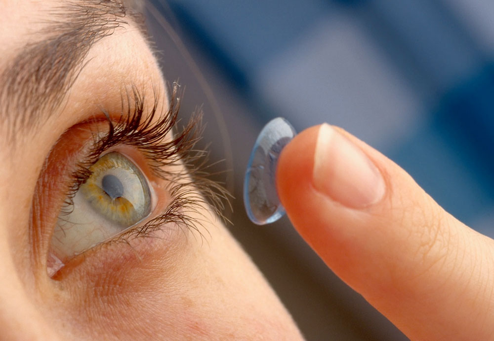 Read mail, watch news on contact lenses