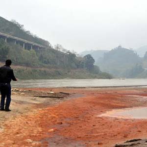Red river water through Yen Bai is contaminated with toxic lead