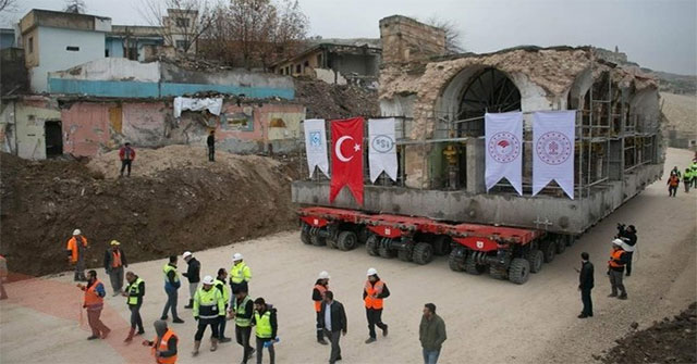 Relocating an old church weighing 1,700 tons by truck