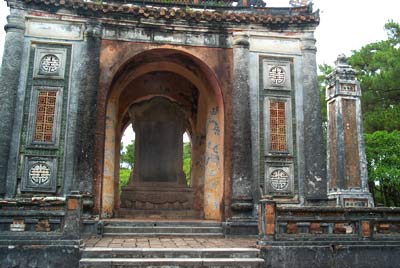 Restoring Hue monument with traditional lime mortar technology
