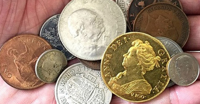 Rich by accidentally picking up a coin of 7.4 billion VND in a pile of toys