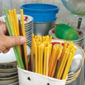 Risk of poisoning from plastic chopsticks and wooden chopsticks